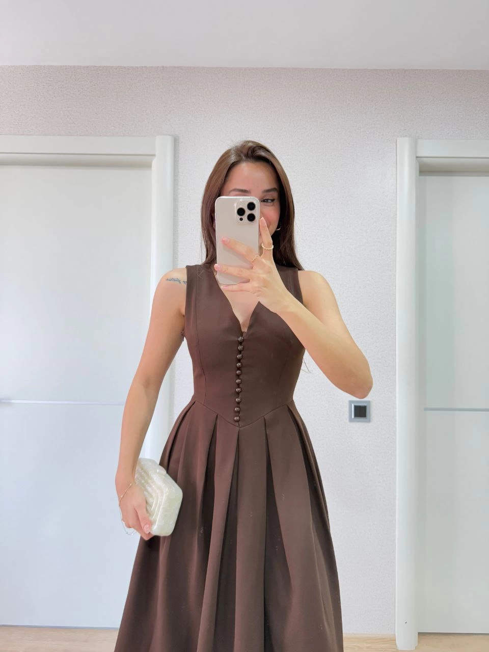 Sofanest V yaka Krep Arka Ön Pens Detaylı Uzun Kolsuz Elbise- Kahverengi